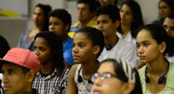Um a cada cinco jovens nem estuda e nem trabalha no Brasil; aponta IBGE